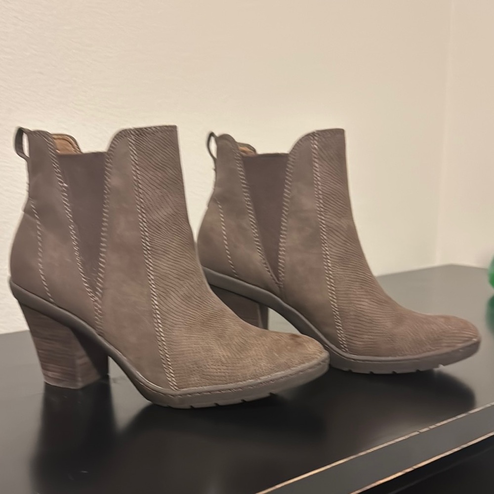 BareTraps Dasha Boots  with Posture Plus technology Size- 9